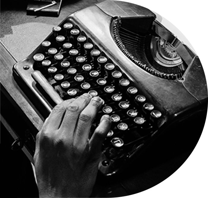 Mãos sobre o teclado de uma máquina de escrever antiga