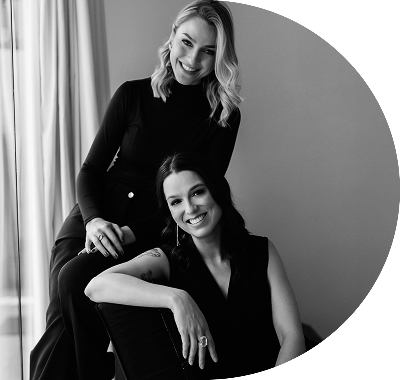 Letícia Pedralli e Fernanda Brun, sócias da P&B COMM, em retrato preto e branco